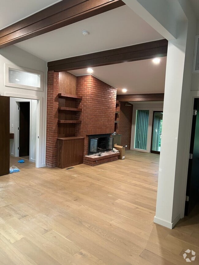 Building Photo - UNFURNISHED Beautiful Large Home Available...