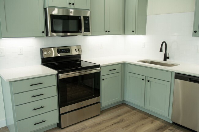 Building Photo - Available June 10th! Townhouse in the heart of West Fork !