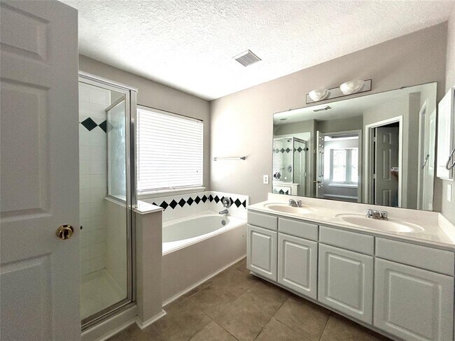 Building Photo - 18562 Carousel Creek Ct