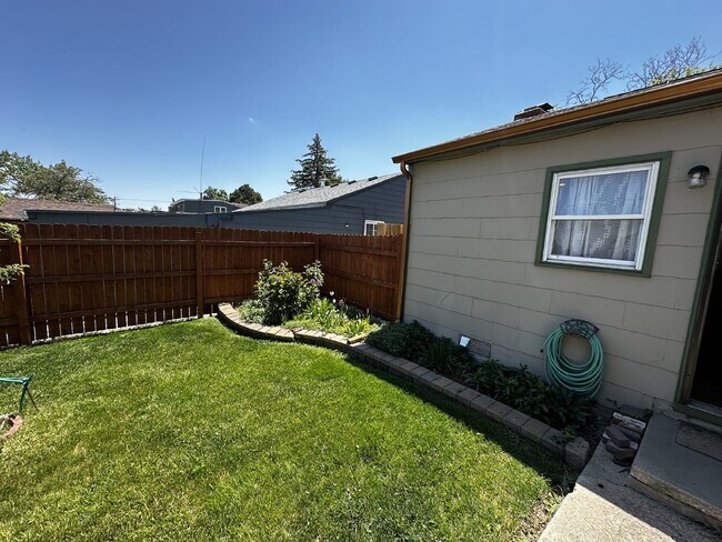 Building Photo - ***Available late-July*** Charming Home in...