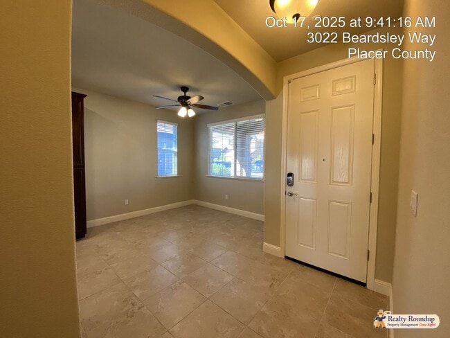 Building Photo - Pristinely Maintained Roseville Home with ...