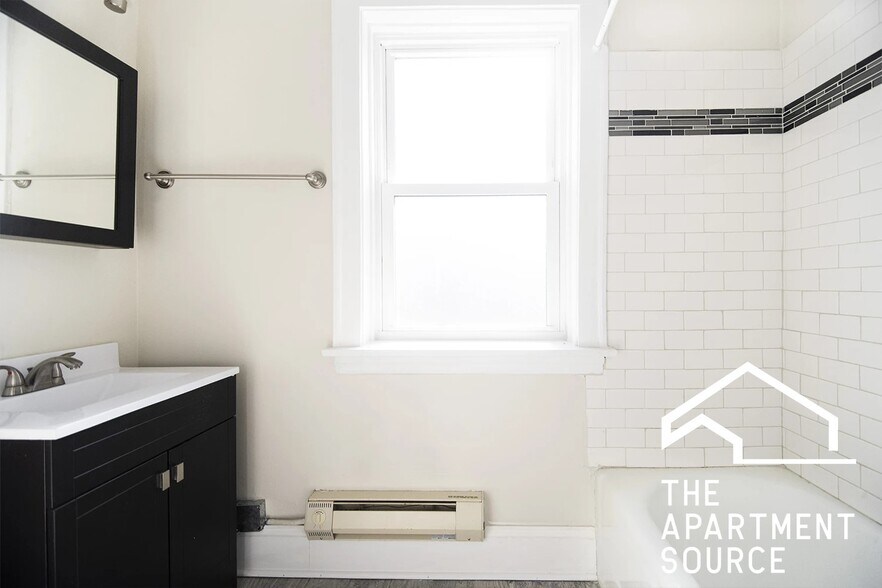 Building Photo - 918 Green Bay Rd