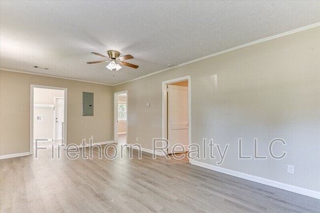 Building Photo - 924 Royalette Ave