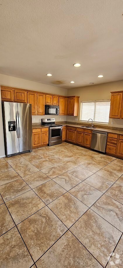 Building Photo - Fantastic 5BEDROOM+LOFT / 3 BATH home For ...