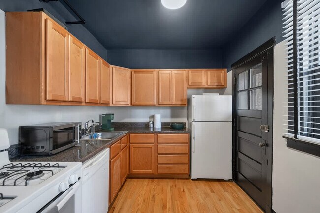 Building Photo - 1423 W Addison St