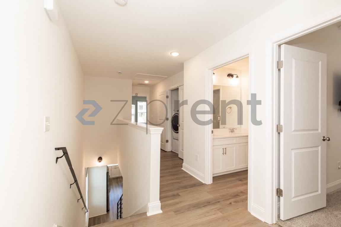 Building Photo - Unit
