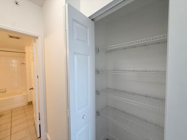 Building Photo - 630 S Sapodilla Ave