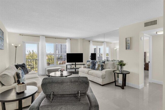 Building Photo - 405 N Ocean Blvd