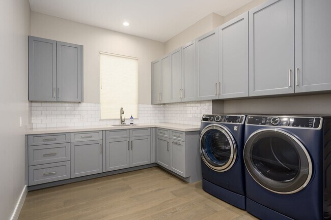 Building Photo - 8742 E Woodley Way