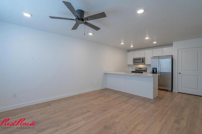 Building Photo - Dog Friendly! 3 Bedroom 2 Bathroom Townhome in Long Valley.