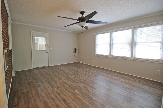 Building Photo - 2807 Holt Dr