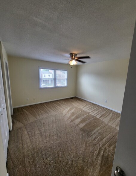 Building Photo - 423 Burr Oak Ct