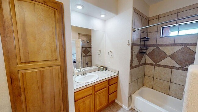 Building Photo - 3-Bedroom/2.5-Bathroom in Alamogordo, NM