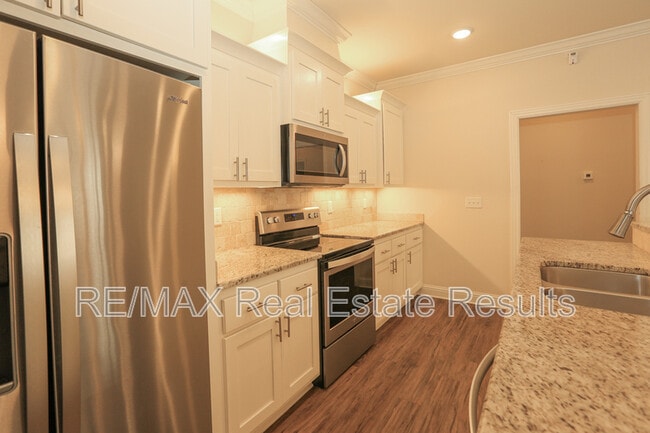 Building Photo - 2106 SW Huntwick Ave