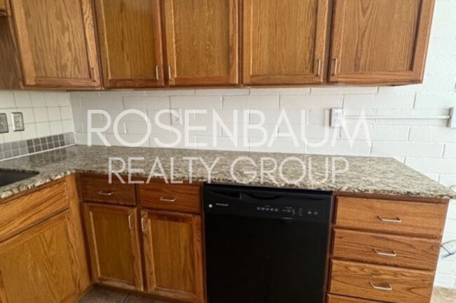 Building Photo - Beautifully updated 3-bedrooms, 2-baths ho...