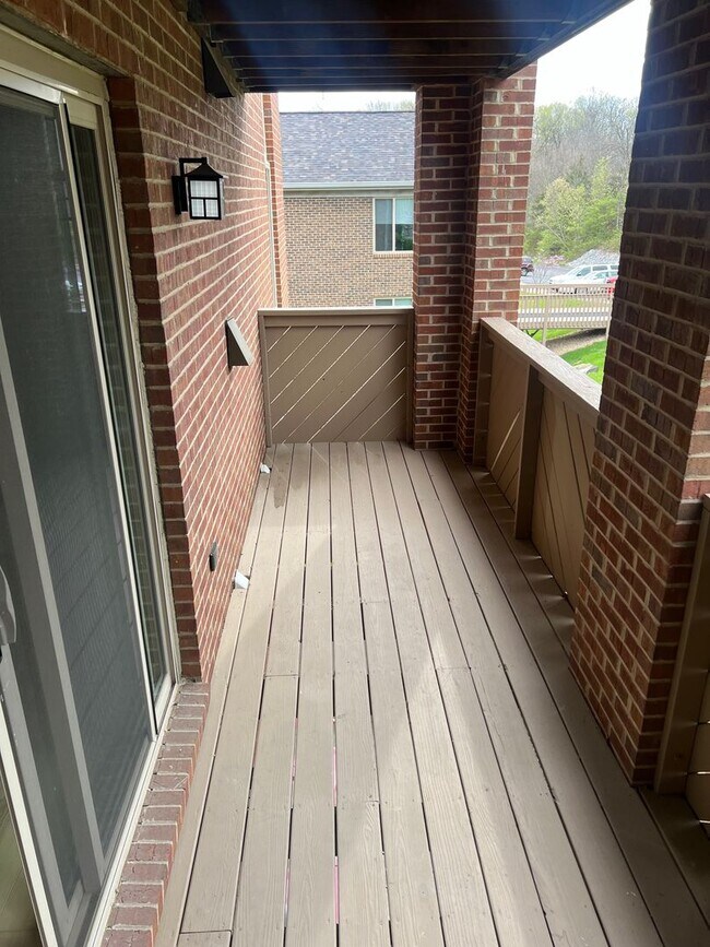 Building Photo - Luxury Two-Bedroom, Stainless Appliances, ...