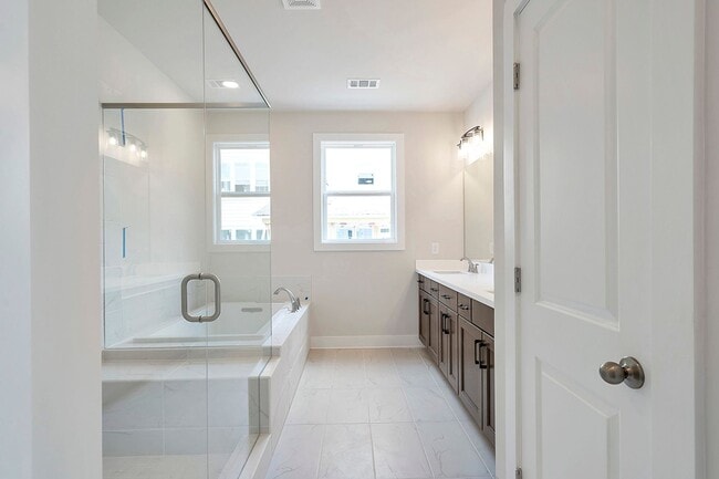 Building Photo - Luxury Westshore Townhome