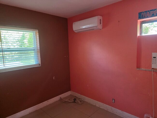 Building Photo - 1543 NW 10th Pl