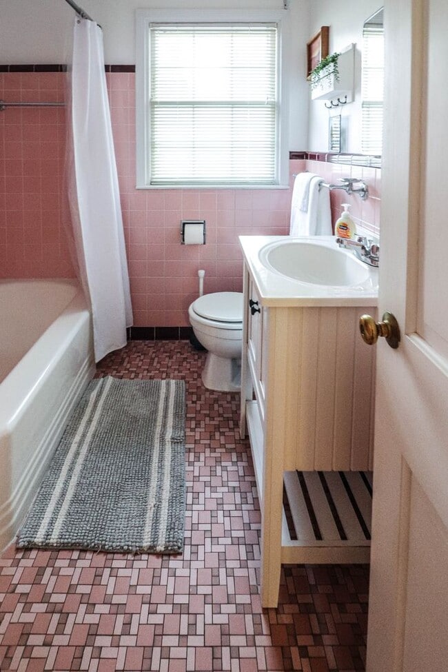 Building Photo - Nice Midtown Bungalow