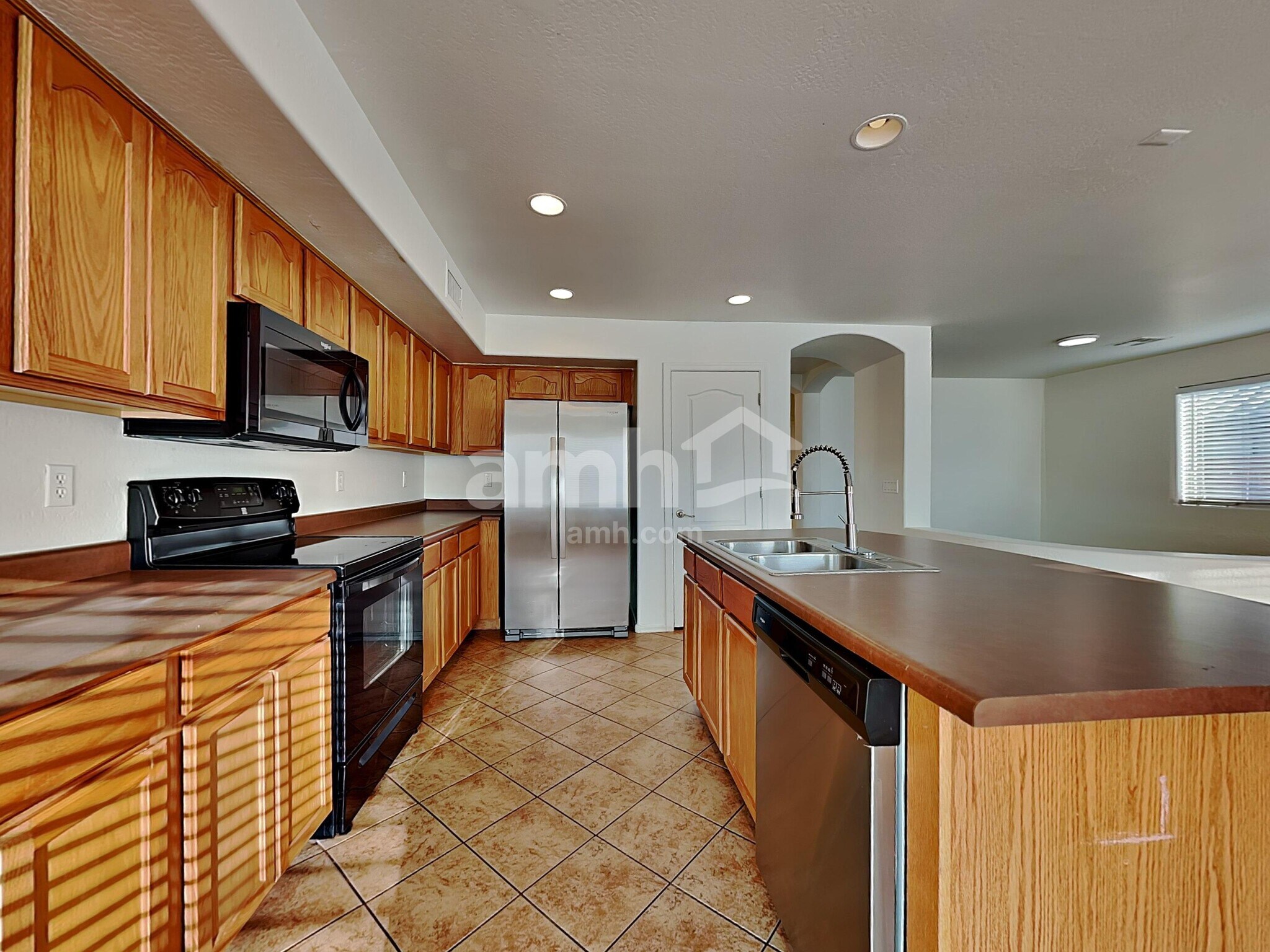 Building Photo - 6208 S 52nd Dr