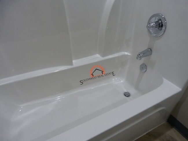 Building Photo - Modern 2 bedroom 2 bath apartment