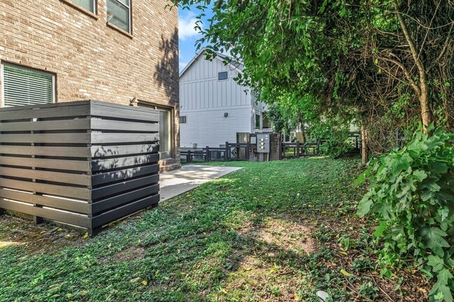 Building Photo - Modern Townhome Living in the Heart of Wed...