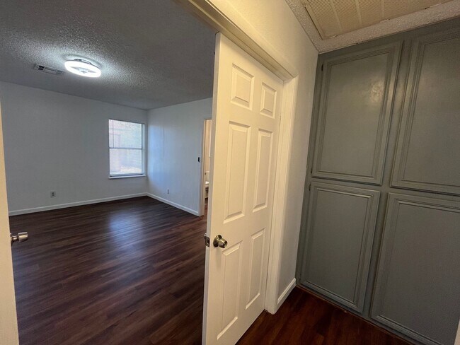 Building Photo - Bright & Beautifully Renovated 3 Bed, 2 Ba...