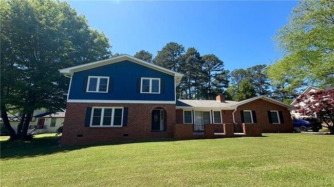 Building Photo - 2421 Fieldstone Dr SE