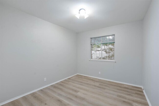 Building Photo - 1810 Coral Dr