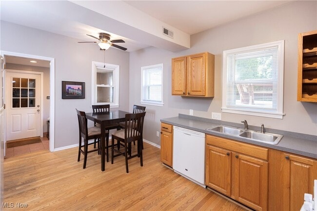 Building Photo - 1212 W 67th St