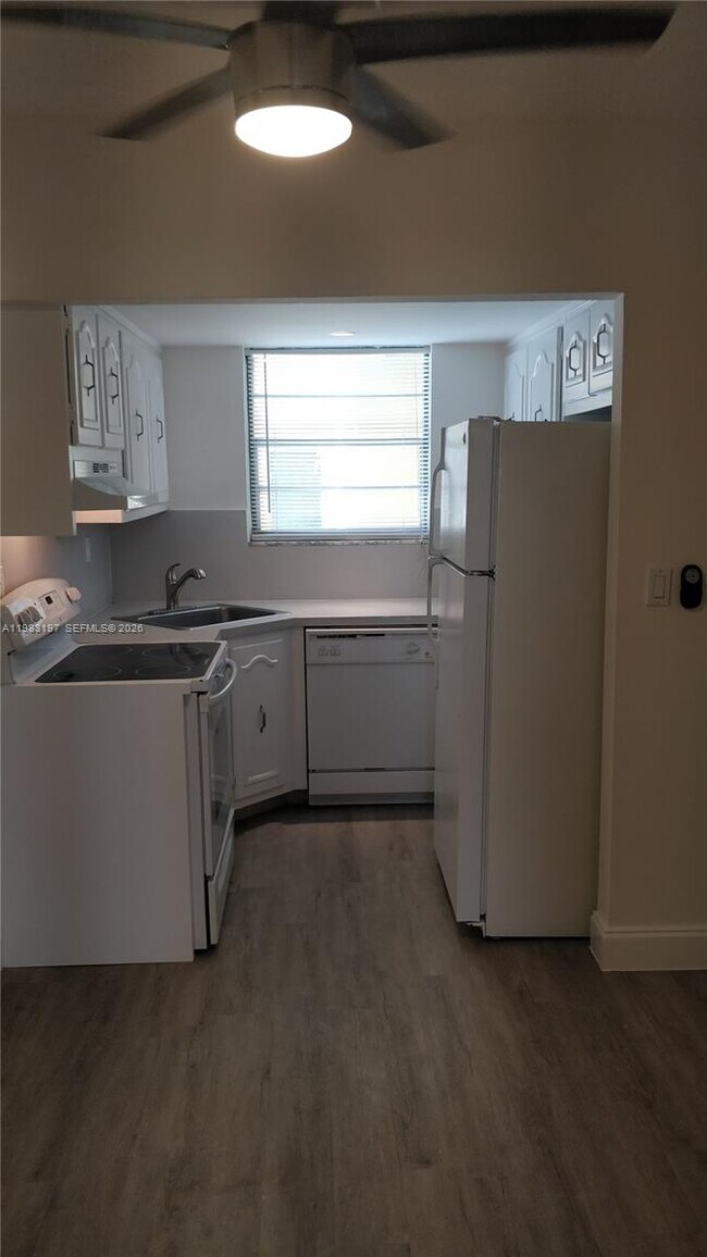 Building Photo - 1975 NE 135th St