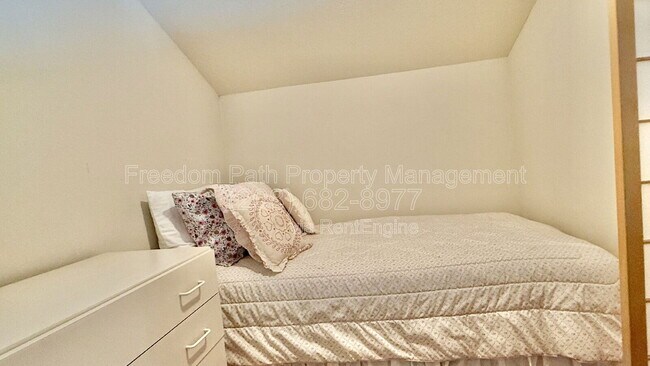 Building Photo - 5637 W Racquet Rd