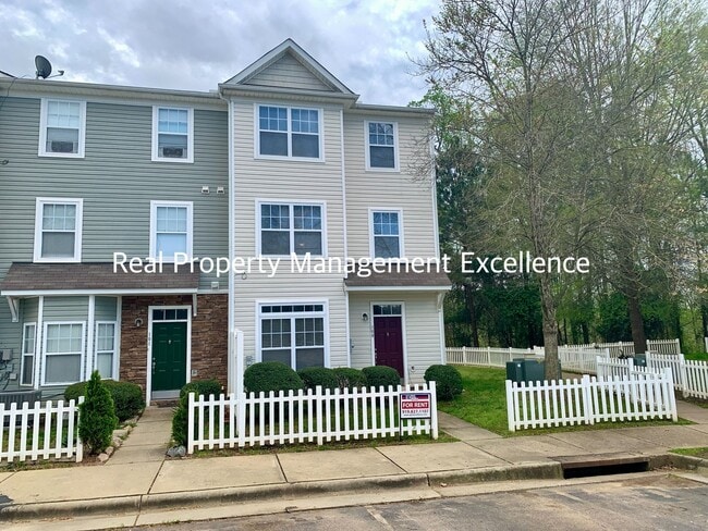 Building Photo - Raleigh Townhome Convenient to I440 & I540, Huge Master Suite, Near Anderson Pointe Park!