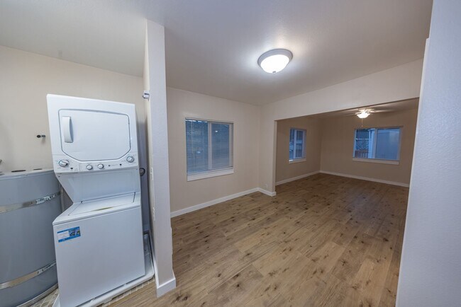 Building Photo - One bedroom duplex unit in Camas. - 2 blocks south of Crown Park