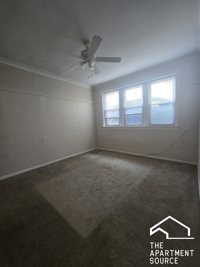 Building Photo - 1961 W Foster Ave