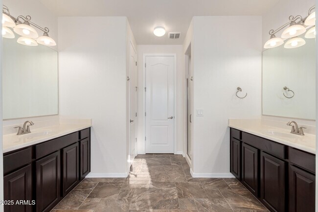 Building Photo - 3142 N Clanton St