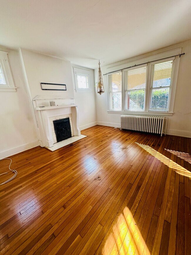 Building Photo - Gorgeous 4bdrm/1.5bth Home Located on Seminary Avenue in Richmond's North Side!!