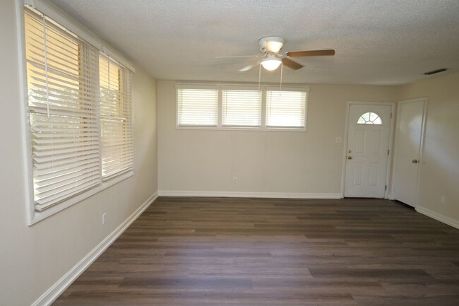 Building Photo - 902 Ridgewood Dr