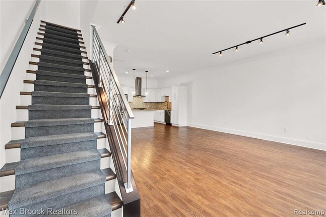 Building Photo - 431 S Eton St