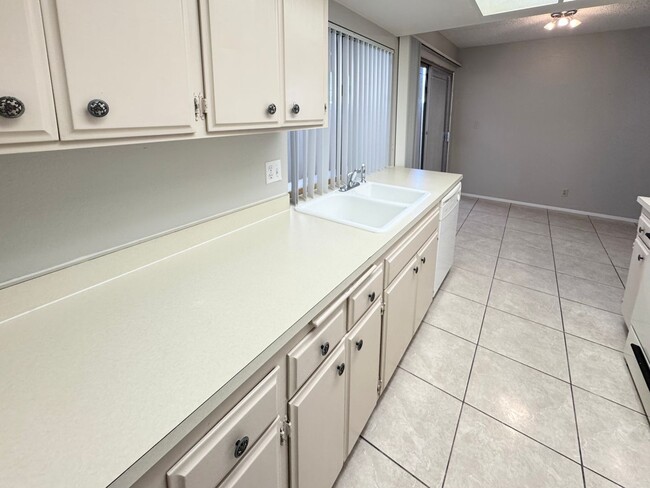 Building Photo - 1420 E Vegas Valley Dr