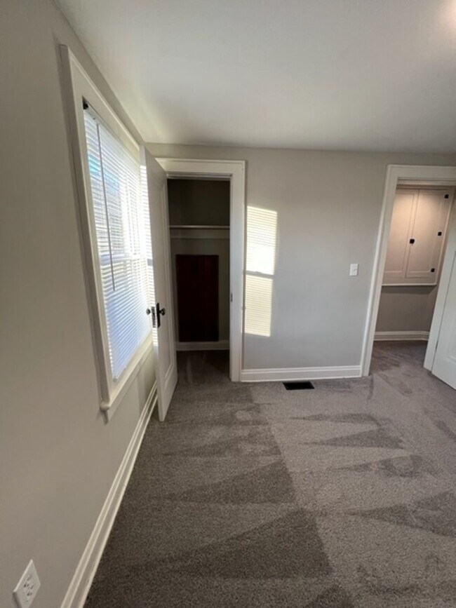 Building Photo - *Rare Find* Updated 3 Bedroom 2 Bathroom H...
