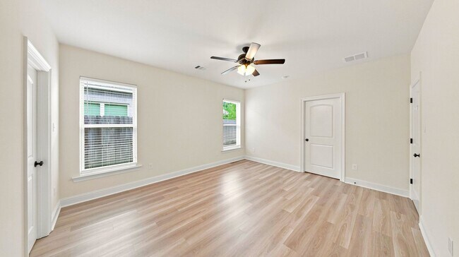 Building Photo - 7211 Kenilworth Crossing Ave