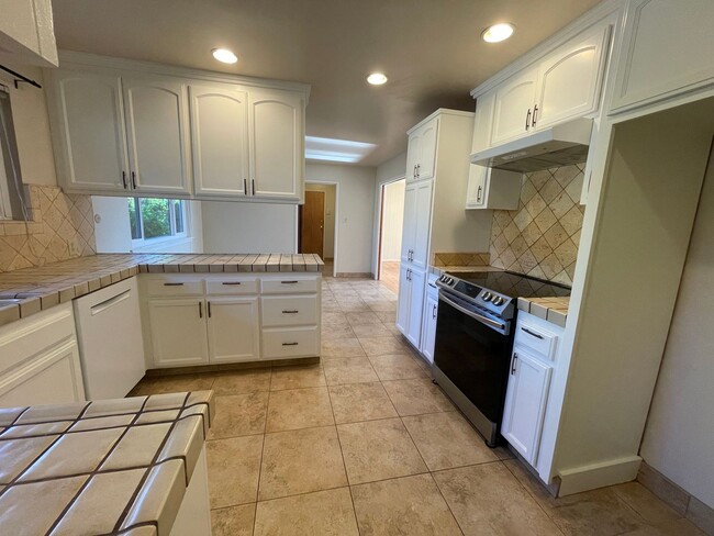 Building Photo - Lovely Santa Rosa 3 bedroom 3 bathroom Hom...