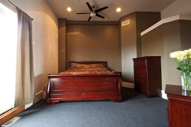 Building Photo - 1541 N Milwaukee Ave