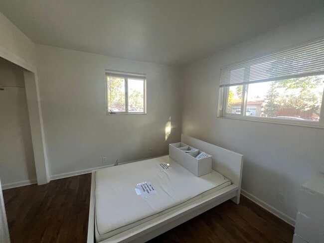 Building Photo - Spacious 5 Bedroom House East of Campus