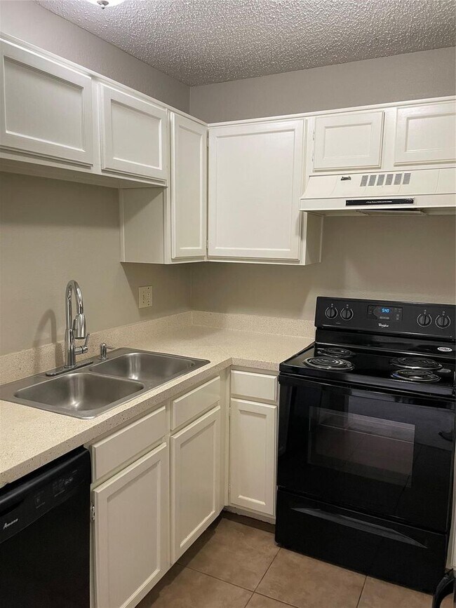 Building Photo - Trails Pl.