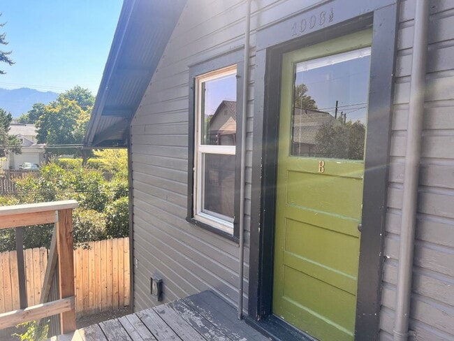 Building Photo - One Bedroom Apartment Home! Pet Friendly