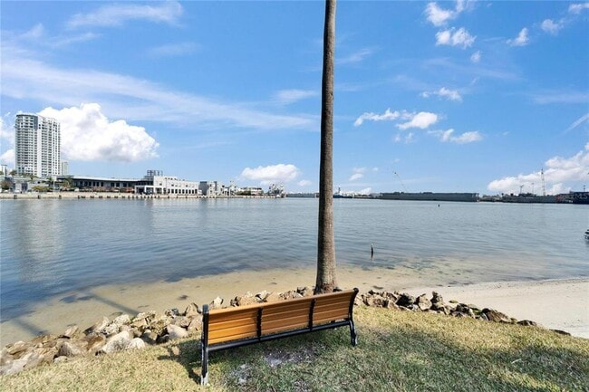 Building Photo - 705 Mainsail Dr