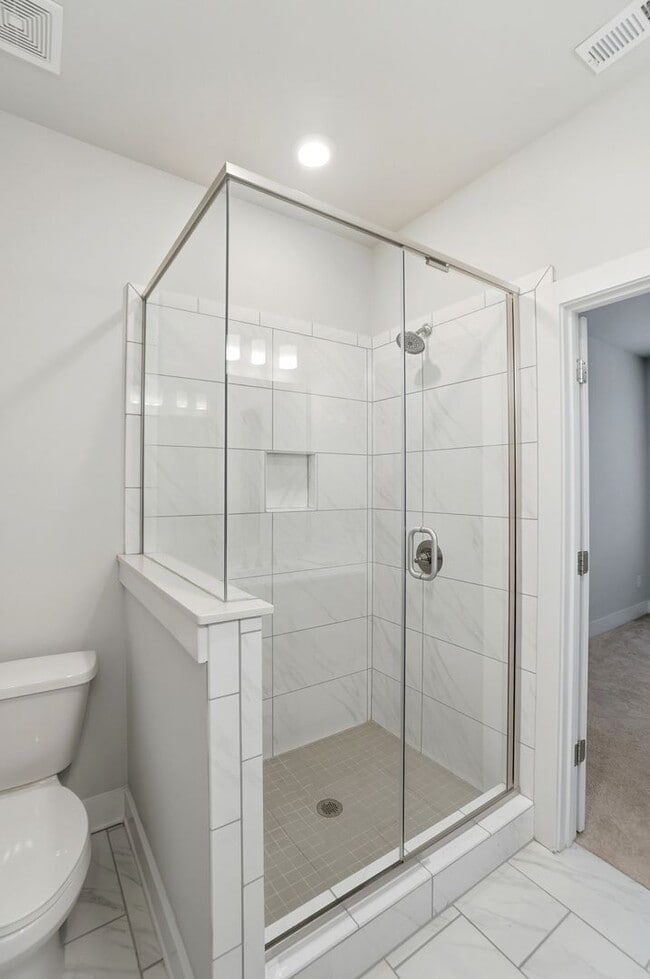 Building Photo - Modern Townhome in the Heart of Plaza Midw...