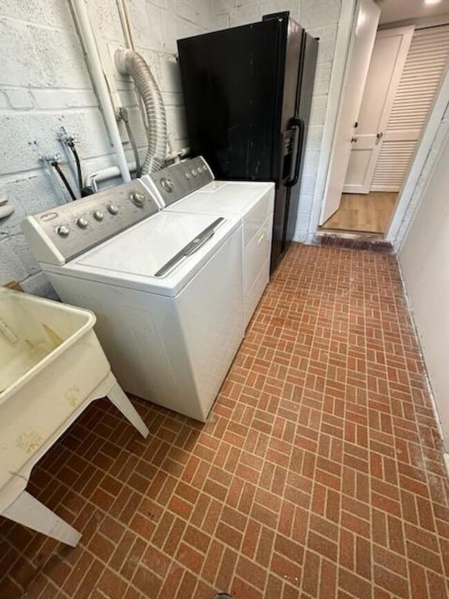 Building Photo - Immaculate 3 BD 2 BA Detached Home with Garage in Springfield, VA